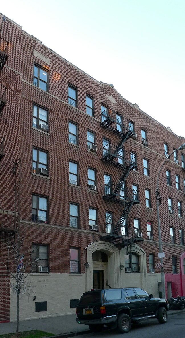 2322 Grand Ave in Bronx, NY - Foto de edificio - Building Photo