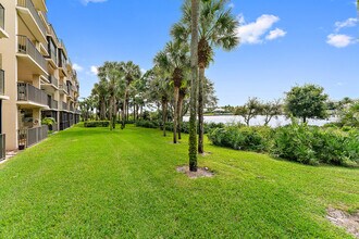 1001 Seafarer Cir in Jupiter, FL - Building Photo - Building Photo