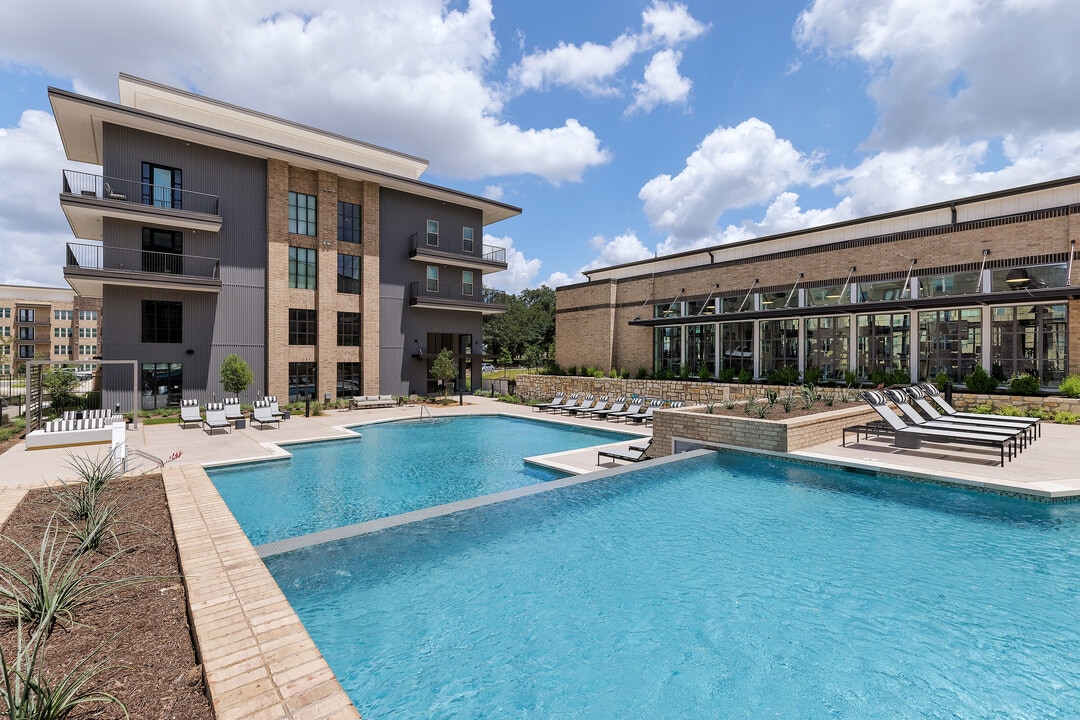 Caroline at Brooks in San Antonio, TX - Foto de edificio