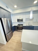 2523 NE 183rd St, Unit A5 in North Miami Beach, FL - Building Photo