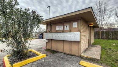 Village Green Apartments at Baytown in Baytown, TX - Foto de edificio - Building Photo