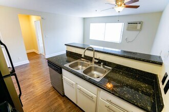 700 S. Berendo Ave in Los Angeles, CA - Building Photo - Interior Photo