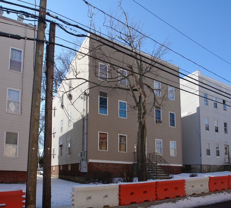 83 Henry St in Stamford, CT - Building Photo