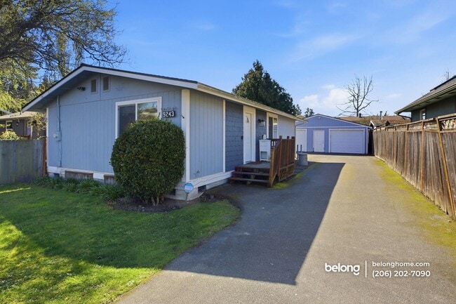 9243 Palatine Ave N in Seattle, WA - Foto de edificio - Building Photo