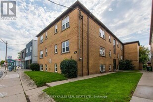 2905 St Clair Ave E in Toronto, ON - Building Photo