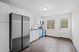 1121 West End Blvd in Winston-Salem, NC - Building Photo - Interior Photo