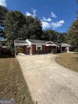 2439 Plantation Dr in East Point, GA - Building Photo