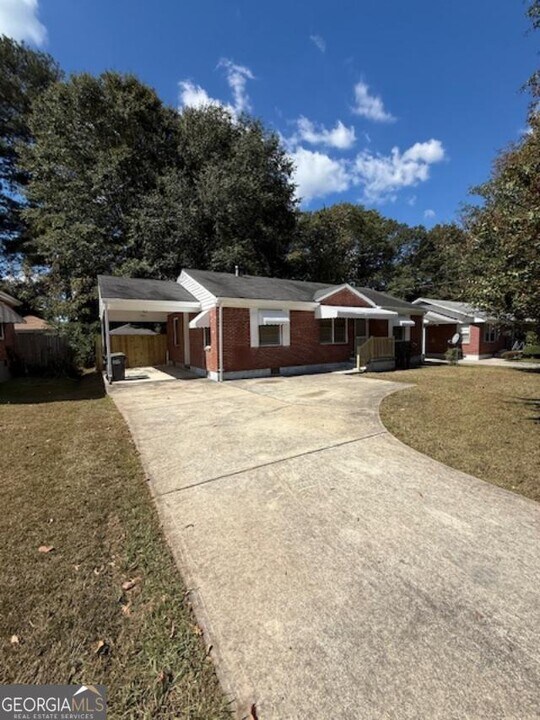 2439 Plantation Dr in East Point, GA - Building Photo