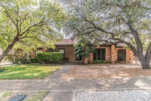 2312 Shady Turf Dr, Unit 166 in Bedford, TX - Building Photo