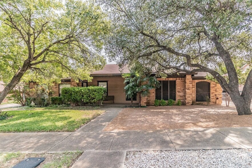 2312 Shady Turf Dr, Unit 166 in Bedford, TX - Building Photo