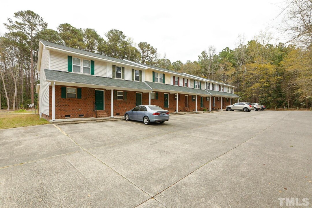 281 Marshbanks St, Unit 8 in Lillington, NC - Building Photo