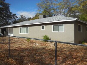 2148 Oxford Rd in Redding, CA - Foto de edificio - Building Photo