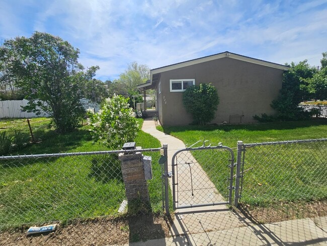 228 W E St in Tehachapi, CA - Foto de edificio - Building Photo