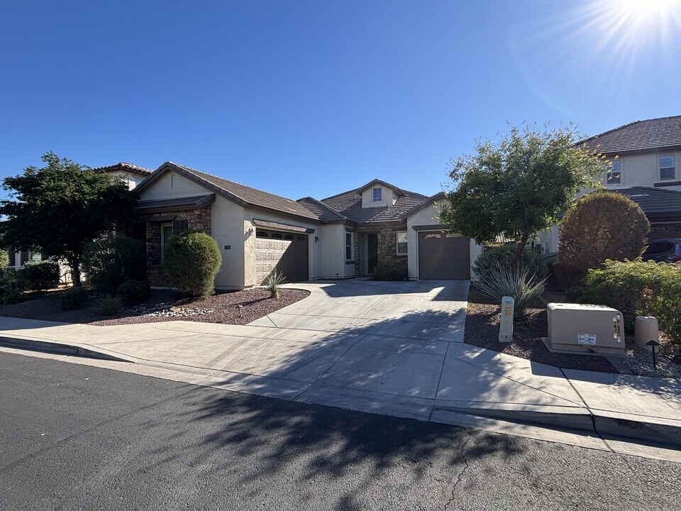 8037 W Spur Dr in Peoria, AZ - Building Photo