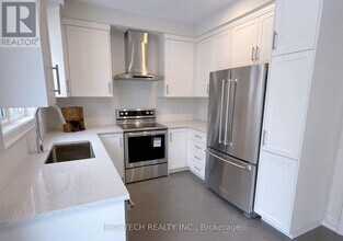 2 Schmeltzer Cres in Richmond Hill, ON - Building Photo - Building Photo
