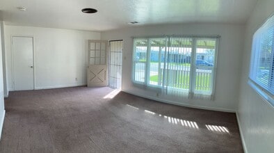 2700 Whitcomb Way in Modesto, CA - Building Photo - Building Photo