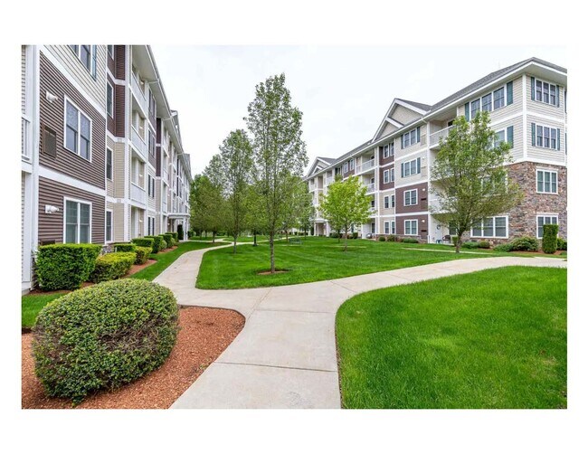 10 Braemoor Woods Rd, Unit 404 in Salem, NH - Building Photo - Building Photo