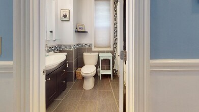 573 Bennington St, Unit 2 in Boston, MA - Foto de edificio - Building Photo