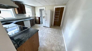14 Dow St, Unit 2 in Somerville, MA - Foto de edificio - Building Photo