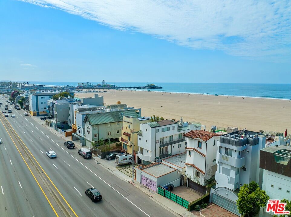 1313 Palisades Beach Rd in Santa Monica, CA - Building Photo