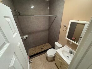 8 Mount Logan Ct, Unit 1 in Farmingville, NY - Foto de edificio - Building Photo