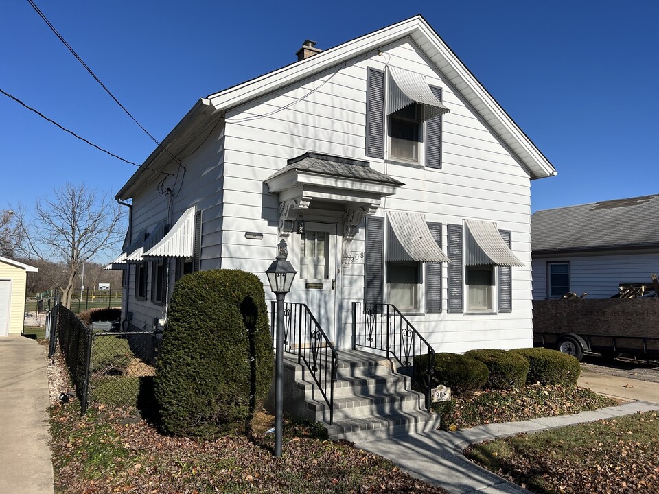 908 Solfisburg Ave in Aurora, IL - Foto de edificio