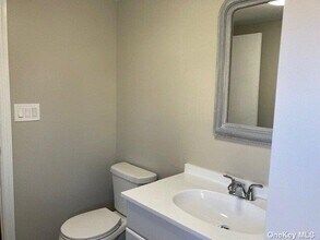 619 N Dyre Ave in West Islip, NY - Building Photo - Building Photo