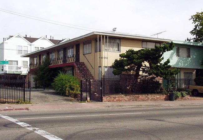 6600 Bancroft Ave in Oakland, CA - Building Photo - Building Photo