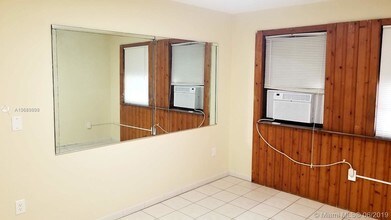319 NE 171 St-Unit -0 in North Miami Beach, FL - Foto de edificio - Building Photo