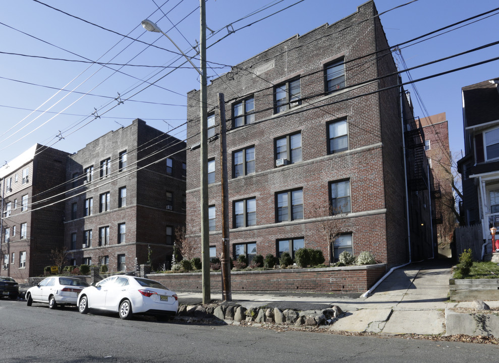 204 Berkeley Ave in Bloomfield, NJ - Building Photo