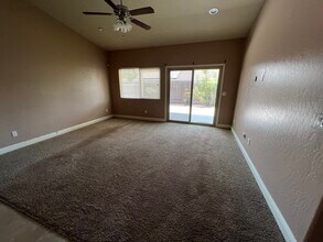 1871 W Humboldt Dr in Hanford, CA - Foto de edificio - Building Photo