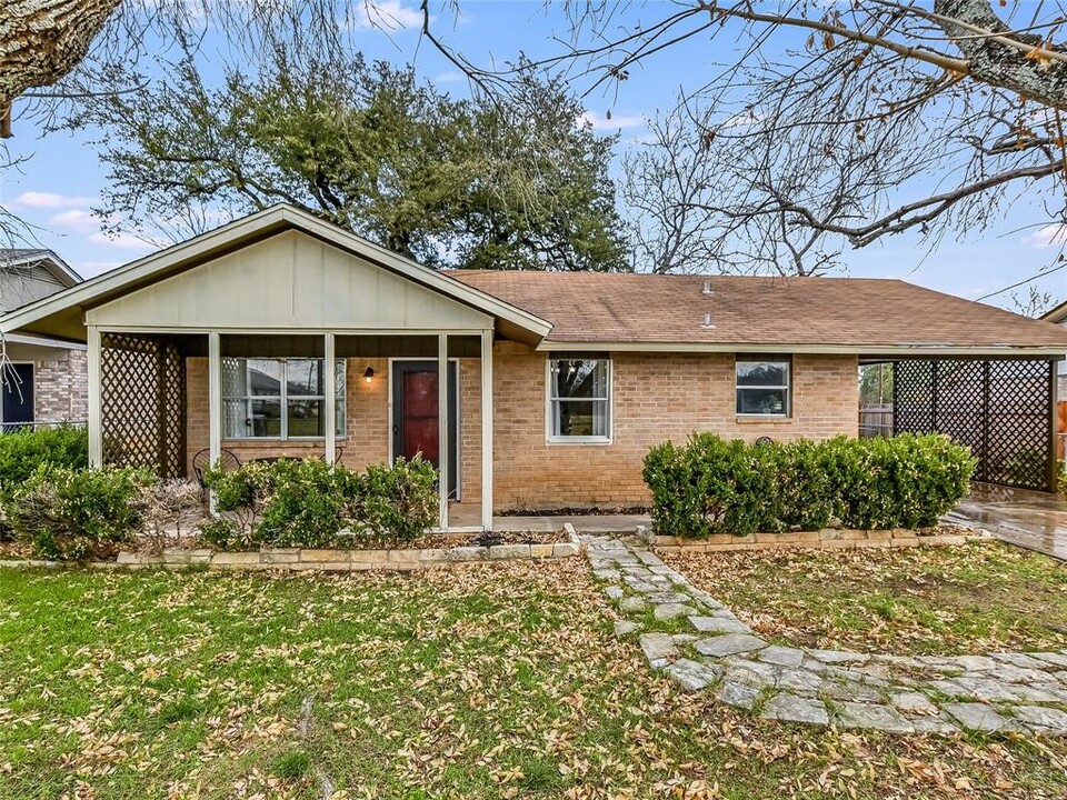 502 W 1st St in Kyle, TX - Building Photo