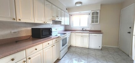 9461 Bay Colony Dr in Des Plaines, IL - Building Photo - Building Photo
