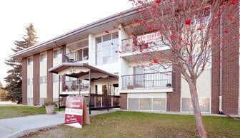 8905 75th St NW in Edmonton, AB - Building Photo