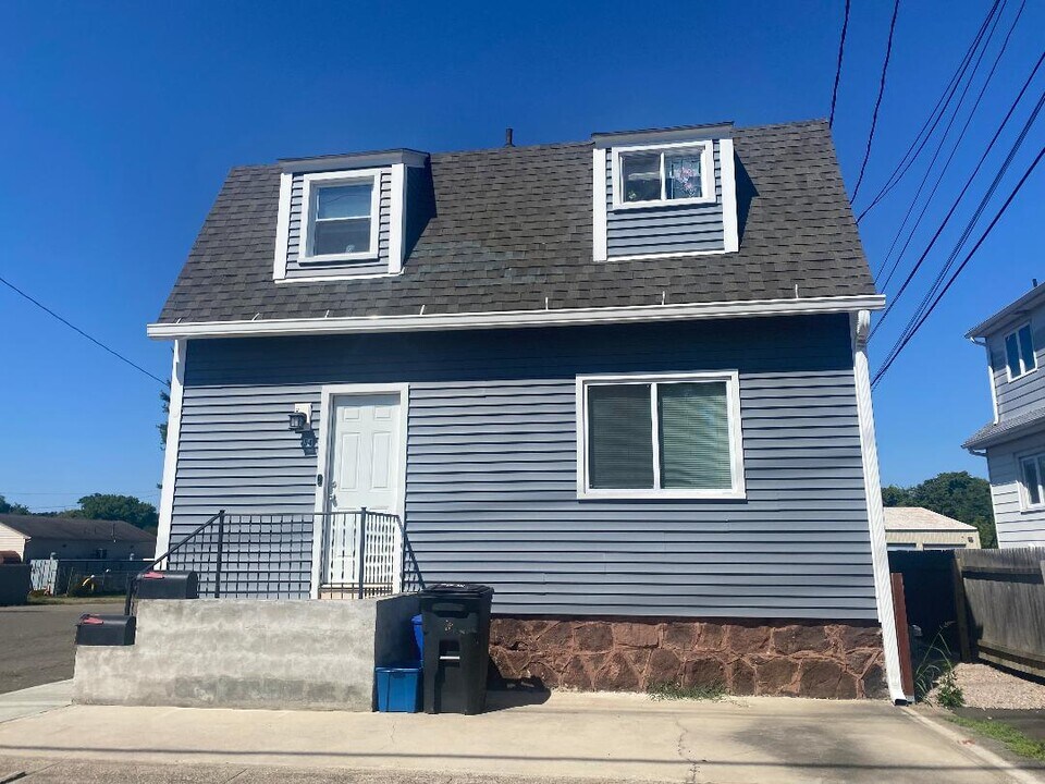 54 Hemingway Ave in East Haven, CT - Building Photo