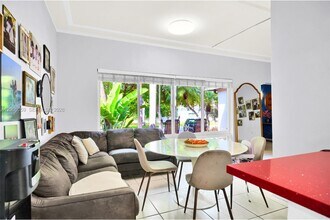 820 W 43rd Ct in Miami Beach, FL - Building Photo - Building Photo