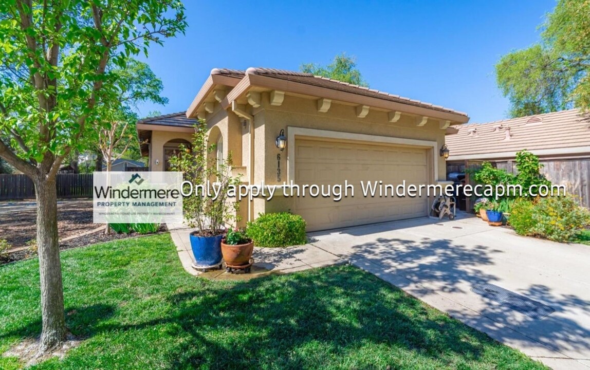 6135 Via Presidio Ln in Orangevale, CA - Foto de edificio
