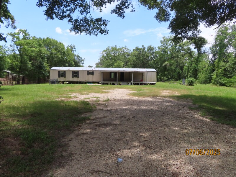 217 Co Rd 438 in Dayton, TX - Building Photo