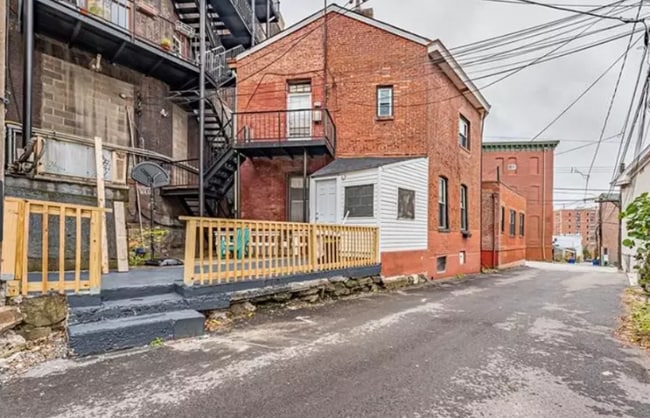 375 1/2 Main St in Pittsburgh, PA - Building Photo - Building Photo