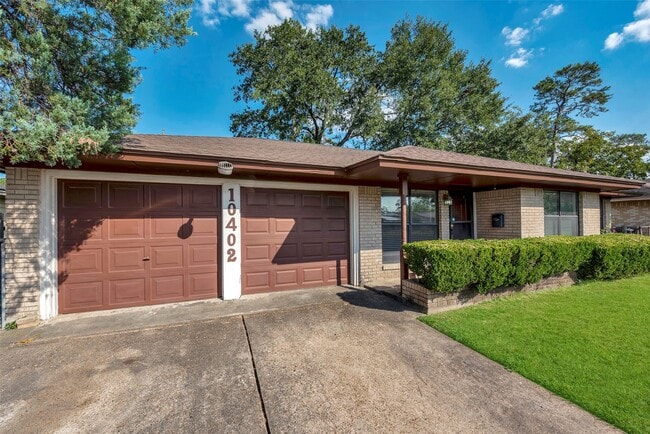 10402 Hollyglen Dr in Houston, TX - Foto de edificio - Building Photo