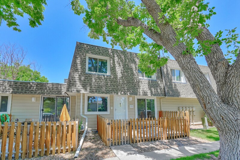 6885 E Arizona Ave in Denver, CO - Building Photo