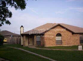453 Little Valley Ct in Fort Worth, TX - Building Photo