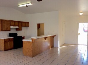 1516 Hadar Rd in Bakersfield, CA - Building Photo - Building Photo