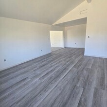 2300 Pinon Springs Cir in Bakersfield, CA - Building Photo - Building Photo