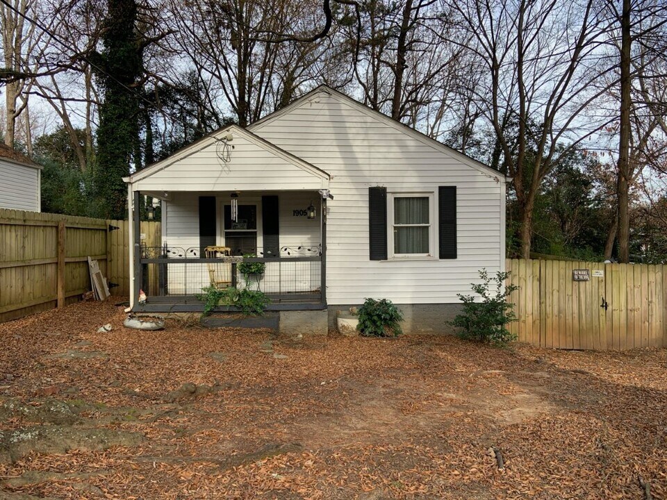 1905 Larkin St in Greensboro, NC - Foto de edificio
