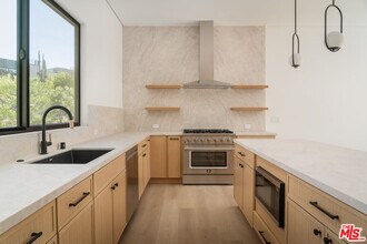 1931 Sunset Plaza Dr in Los Angeles, CA - Building Photo - Building Photo
