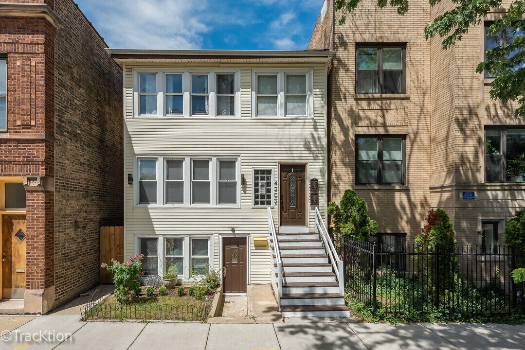 4202 N Sacramento Ave in Chicago, IL - Building Photo