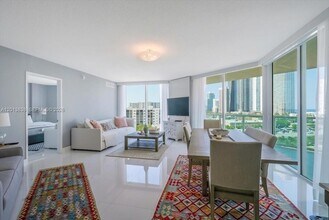 250 Sunny Isles Blvd, Unit 3-902 in Sunny Isles Beach, FL - Foto de edificio - Building Photo