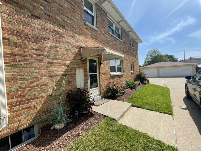 3234 S 77th St, Unit Upper in Milwaukee, WI - Building Photo - Building Photo