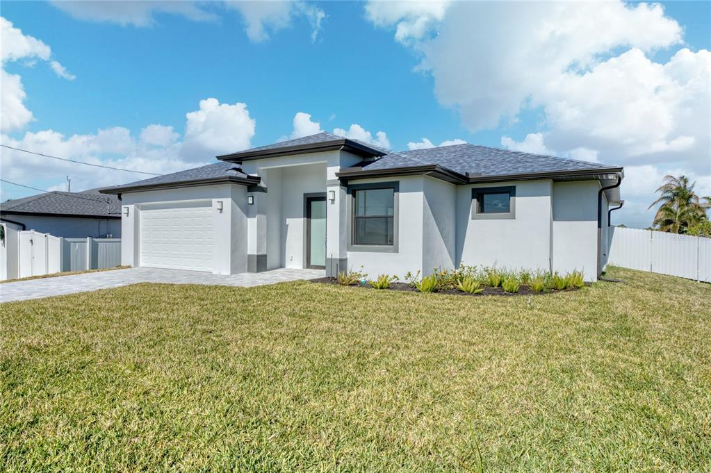 3921 NW 40th Ln in Cape Coral, FL - Building Photo